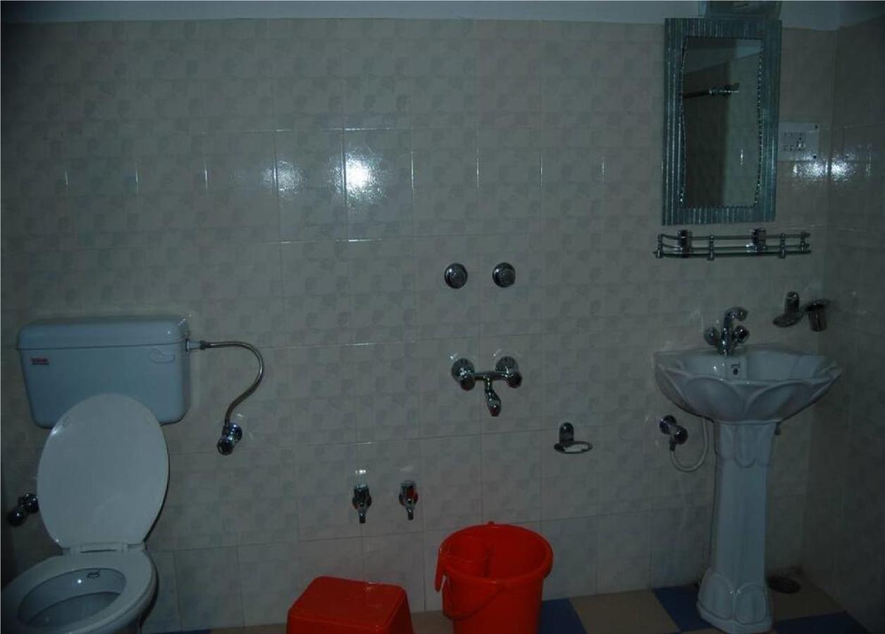 Srīnagar Calm Holiday Inn מראה חיצוני תמונה